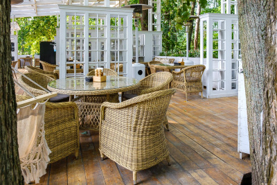 "Равенна" плетеное кресло из искусственного ротанга, цвет соломенный с серо-коричневой подушкой