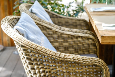 "Равенна" плетеное кресло из искусственного ротанга, цвет соломенный с серо-коричневой подушкой