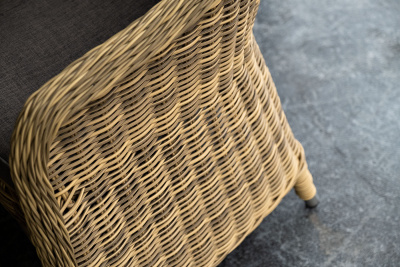 "Равенна" плетеное кресло из искусственного ротанга, цвет соломенный с серо-коричневой подушкой