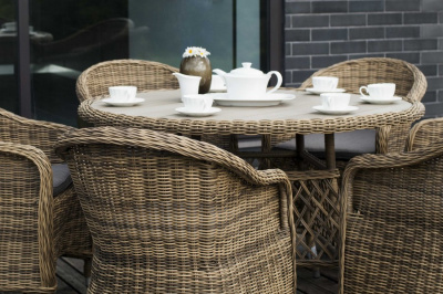 "Равенна" плетеное кресло из искусственного ротанга, цвет соломенный с серо-коричневой подушкой